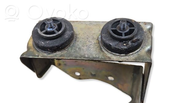 Volkswagen Touareg I ABS pump bracket