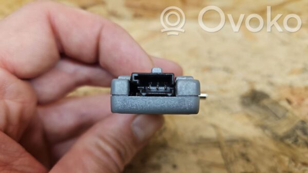 Volkswagen Touareg I Aerial antenna amplifier