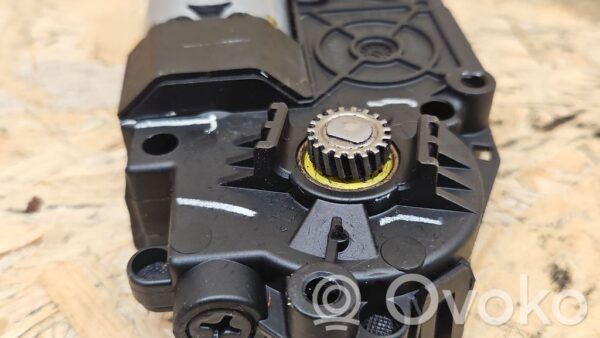 rrr-part-2231-61fc17d55308847adfc32177721dd430 Jeep Grand Cherokee Katuseluugi mootor/ajam
