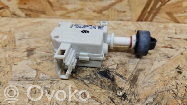 rrr-part-2379-a67988eef939dde9d5830f9d503a952f Audi A6 S6 C6 4F Fuel tank cap lock motor