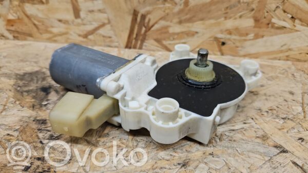 Mercedes-Benz CLS C219 Front door window regulator motor