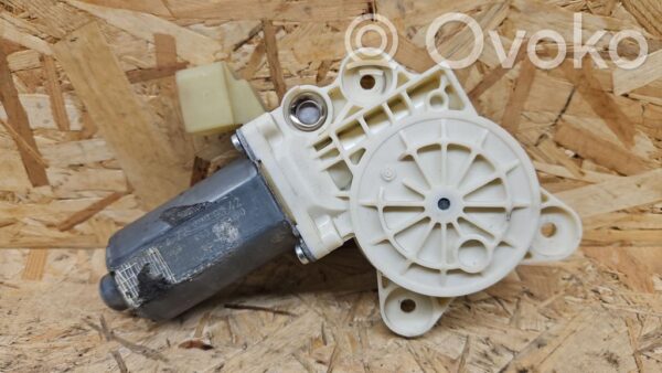 Mercedes-Benz CLS C219 Front door window regulator motor