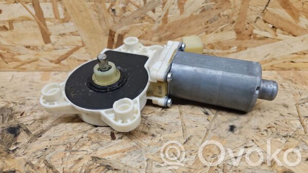 Mercedes-Benz CLS C219 Front door window regulator motor
