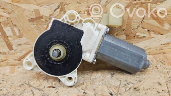 Mercedes-Benz CLS C219 Front door window regulator motor