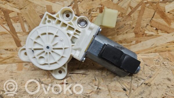 Mercedes-Benz CLS C219 Front door window regulator motor