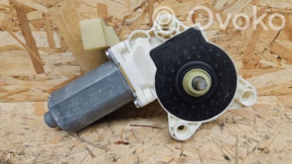Mercedes-Benz CLS C219 Front door window regulator motor