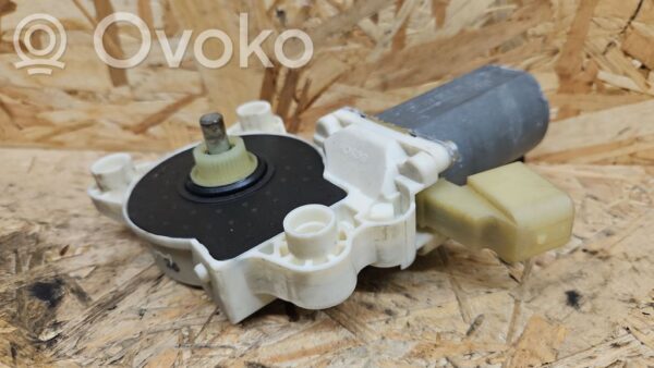 Mercedes-Benz CLS C219 Front door window regulator motor
