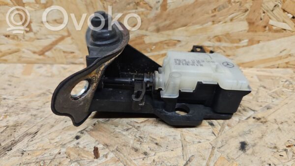 Mercedes-Benz CLS C219 Fuel tank cap lock