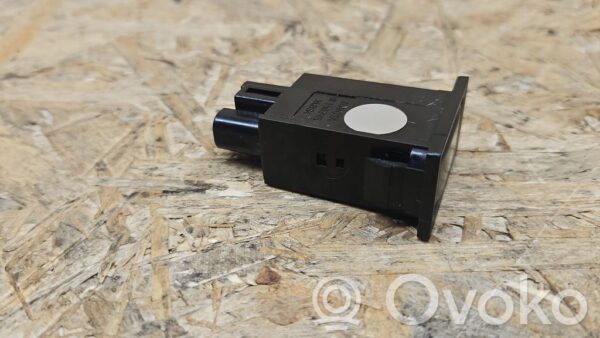 rrr-part-2809-b87316b096fca4921b55c8a13f209b2f Toyota Avensis T250 Fuel tank opening switch