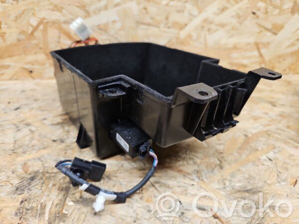 Audi S5 Glove box central console