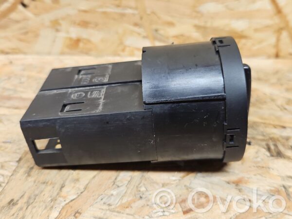 Skoda Fabia Mk2 (5J) Light switch