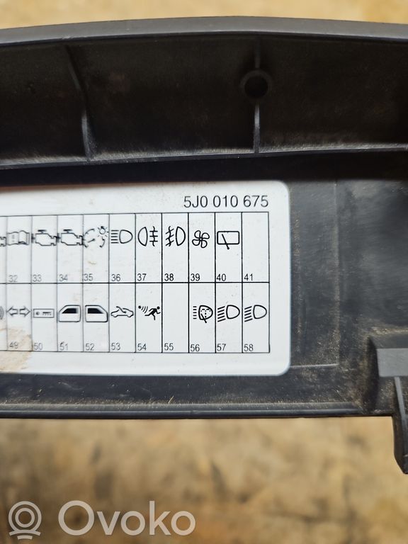 Skoda Fabia Mk2 (5J) Fuse box cover