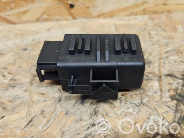 Volkswagen Touareg I Seat heating relay