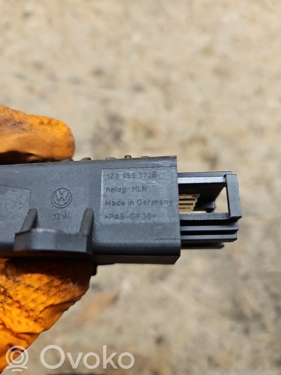 Volkswagen Touareg I Seat heating relay