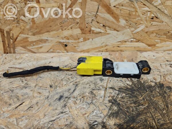 Volkswagen Touareg I Airbag deployment crash/impact sensor