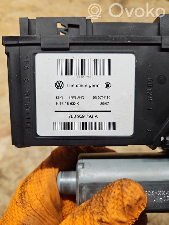 Volkswagen Touareg I Front door window regulator motor