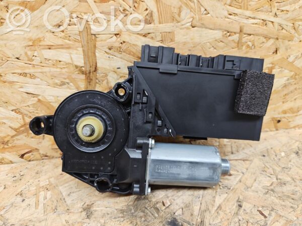 Volkswagen Touareg I Front door window regulator motor