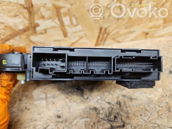 Volkswagen Touareg I Front door window regulator motor
