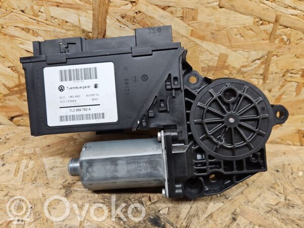 Volkswagen Touareg I Front door window regulator motor