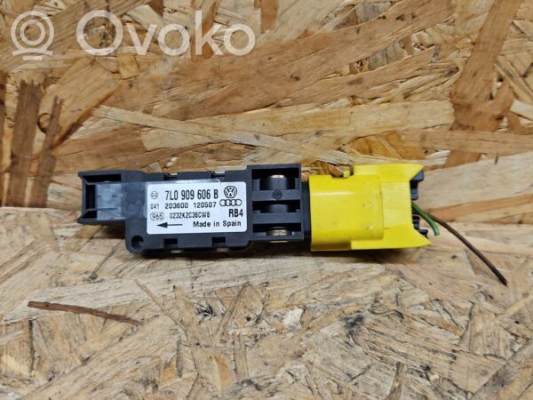 Volkswagen Touareg I Airbag deployment crash/impact sensor