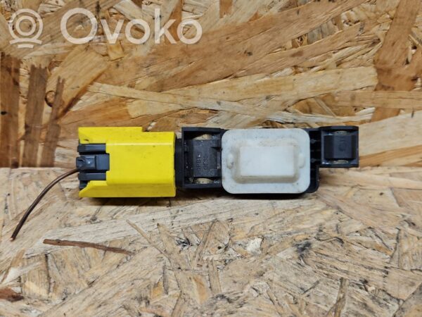 Volkswagen Touareg I Airbag deployment crash/impact sensor