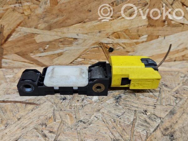 Volkswagen Touareg I Airbag deployment crash/impact sensor