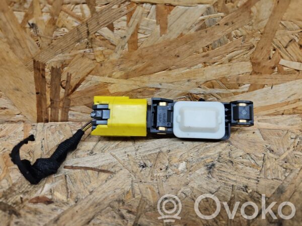 Volkswagen Touareg I Airbag deployment crash/impact sensor