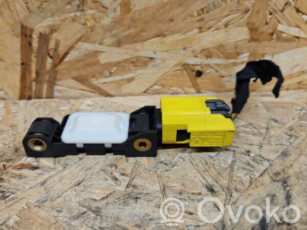 Volkswagen Touareg I Airbag deployment crash/impact sensor