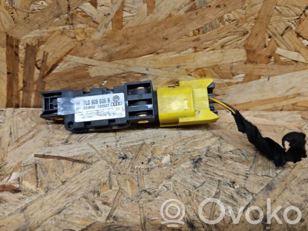 Volkswagen Touareg I Airbag deployment crash/impact sensor