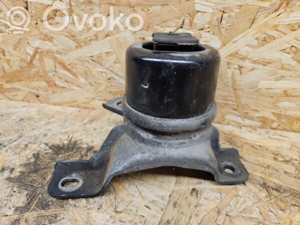 Volvo V70 Engine mount bracket
