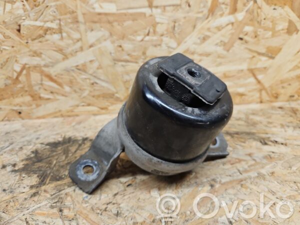 Volvo V70 Engine mount bracket