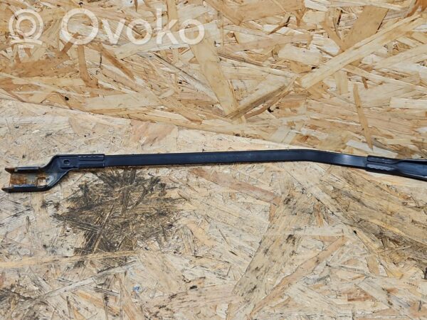Volvo V70 Front wiper blade arm