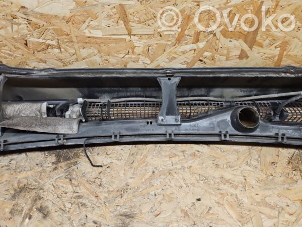 Subaru Outback Wiper trim