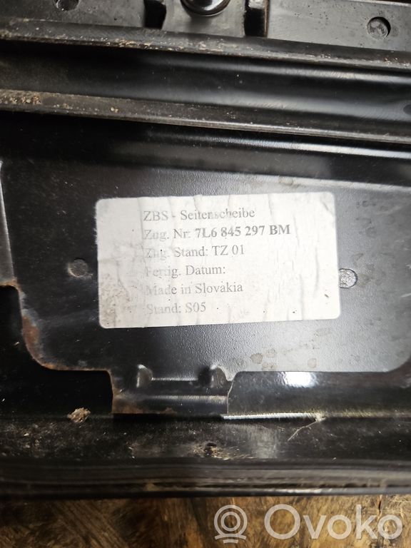 Volkswagen Touareg I Tagumine küljeaken